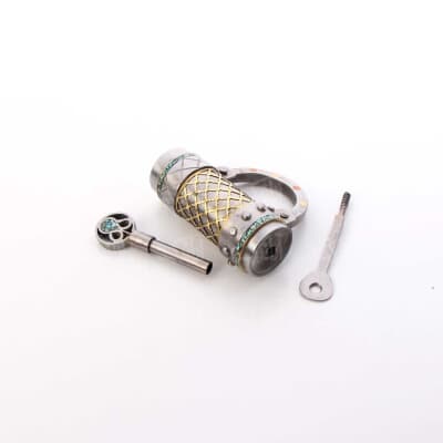 قفل دست ساز‎ ‎فولادی‎ ‎‎‎با تزئین فیروزه کوبی و مشبک‎ ‎‎سایز‎ ‎20‎ cm‎ ‎ ‎‎خاکستری‎ ‎‎طرح‎ ‎استوانه‎  ‎ ‎‎‎‎
